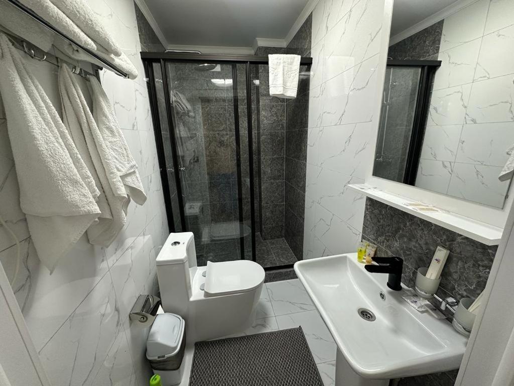 Voyazh Hotel Taraz Buitenkant foto