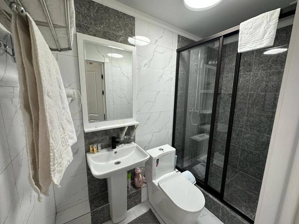 Voyazh Hotel Taraz Buitenkant foto