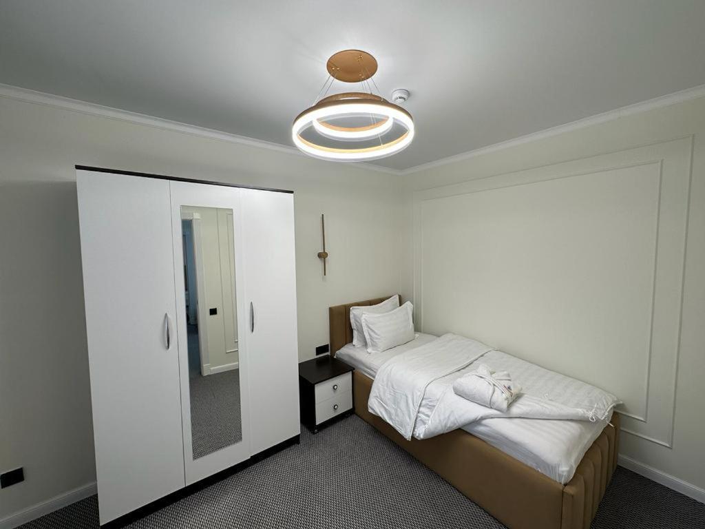 Voyazh Hotel Taraz Buitenkant foto