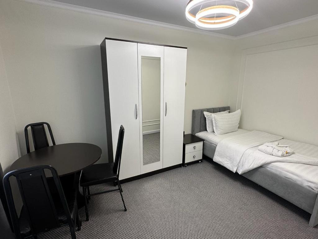 Voyazh Hotel Taraz Buitenkant foto