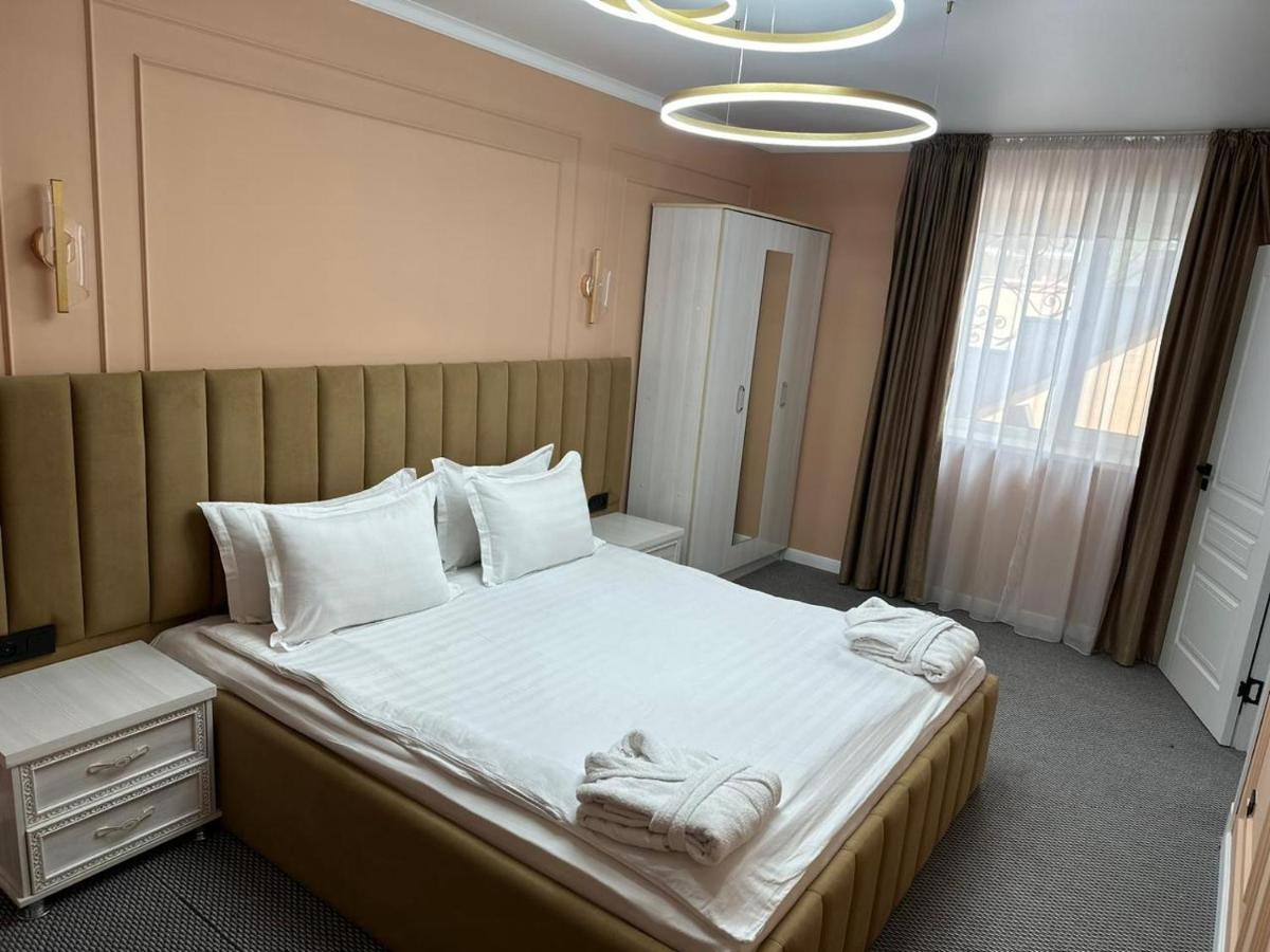 Voyazh Hotel Taraz Buitenkant foto