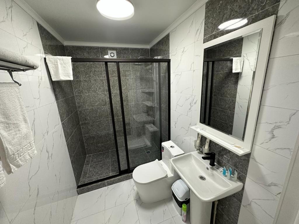 Voyazh Hotel Taraz Buitenkant foto